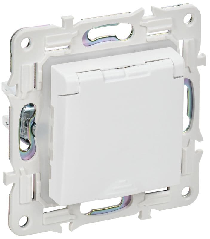 Розетка 1-м SKANDY 16А IP44 с заземл. защ. шторки с крышкой SK-R11W арктич. бел. IEK SK-R16-16-44-K01