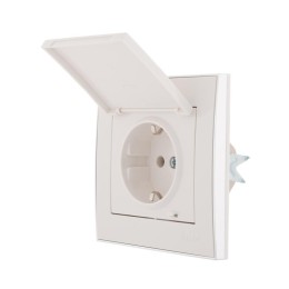 Розетка 1-м СП Rain с заземл. с защ. крышкой керамика с хром. боковой вставкой бел. LEZARD 703-0225-