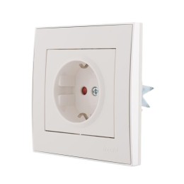 Розетка 1-м СП Rain 16А IP20 защ. шторки с хром. боковой вставкой керамика бел. LEZARD 703-0225-124