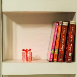 Фигура светодиодная "Новогодний подарок" 1LED RGB 0.1Вт IP20 на подставке элементы питания 3хAG13(LR