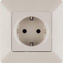 Розетка 1-м СП Valena Life 16А IP20 250В 2P+E защ. шторки безвинтов. клеммы с лицев. панелью механиз