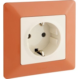 Розетка 1-м СП Valena Life 16А IP2X 250В 2P+E безвинтов. клеммы с лицев. панелью механизм сл. кость