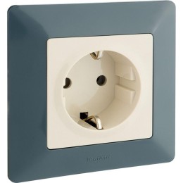 Розетка 1-м СП Valena Life 16А IP2X 250В 2P+E безвинтов. клеммы с лицев. панелью механизм сл. кость