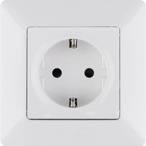 Розетка 1-м СП Valena Life 16А IP20 250В 2P+E защ. шторки винтов. клеммы с лицев. панелью механизм б