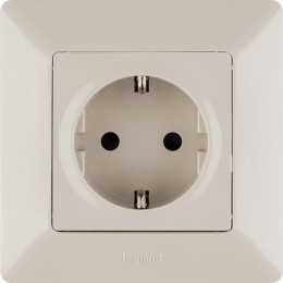 Розетка 1-м СП Valena Life 16А IP20 250В 2P+E защ. шторки винтов. клеммы с лицев. панелью механизм с