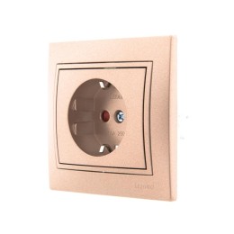Розетка 1-м СП Mira 16А IP20 с заземл. защ. шторки со вставкой керамика свет. корич. перламутр. LEZA