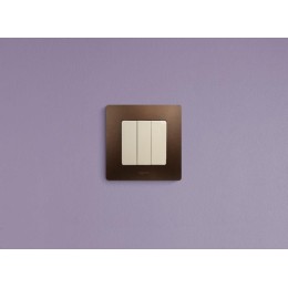 Выключатель 3-кл. СП Etika Plus 10А IP20 250В 10AX винтов. зажимы механизм сл. кость Leg 672313