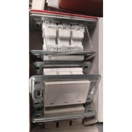 Выключатель 3-кл. Zunis 10А IP20 с подсветкой механизм бел. 7100 20