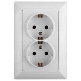 Розетка 2-м СП Solo 4-205-01 16А 250В IP20 2х2P+E Schuko с заземл. бел. Intro Б0053674