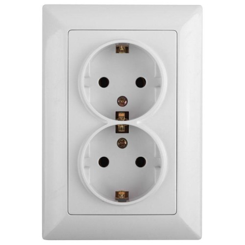 Розетка 2-м СП Solo 4-205-01 16А 250В IP20 2х2P+E Schuko с заземл. бел. Intro Б0053674