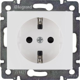 Розетка 1-м СП Valena 16А IP21 230/250В 2P+E с заземл. защ. шторки на винтах механизм бел. Leg 77442