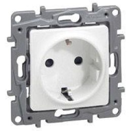 Розетка 1-м СП Etika Plus 16А IP31 с заземл. защ. шторки немецк. стандарт безвинтов. клеммы механизм