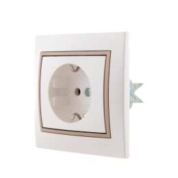 Розетка СП Mira 16А IP20 с заземл. со вставкой керамика свет. корич./жемчуж./бел. перламутр. LEZARD