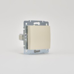 Розетка 1-м СП Karina с заземл. с крышкой термопласт механизм крем. LEZARD 707-0388-123B