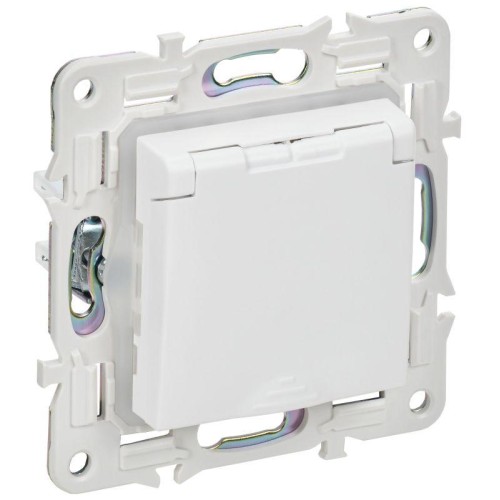 Розетка 1-м SKANDY 16А IP44 с заземл. защ. шторки с крышкой SK-R11W арктич. бел. IEK SK-R16-16-44-K0