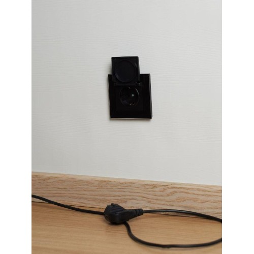 Розетка BRITE РСбш10-3-44-БрЧ 16А IP44 с заземл. защ. шторки с крышкой механизм черн. IEK BR-R16-16-