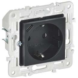Розетка SKANDY 18Вт 16А с заземл. защ. шторки с USB C SK-R17Bl черн. IEK SK-R14-16-U14-018-K02