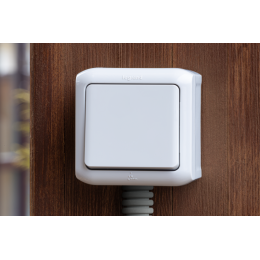 Выключатель 1-кл. ОП Quteo 10А IP44 250В 10AX сер. Leg 782330