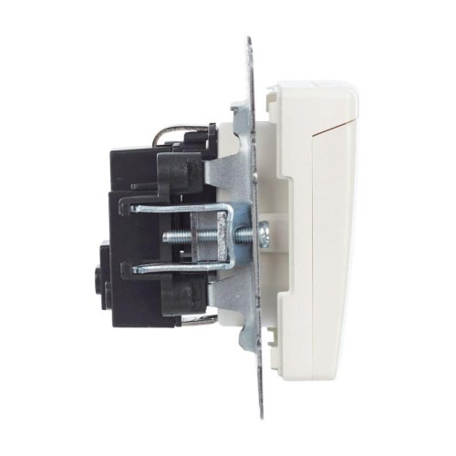 Розетка BRITE РСбш10-3-БрЖ 16А IP20 с заземл. защ. шторки с крышкой механизм жемчуж. IEK BR-R16-16-K
