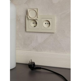 Розетка BRITE РСбш10-3-БрКр 16А IP20 с заземл. защ. шторки с крышкой механизм беж. IEK BR-R16-16-K10